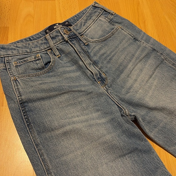 Hollister Ultra High-Rise Light Wash Relaxed Flare Jeans - Picture 2 of 6